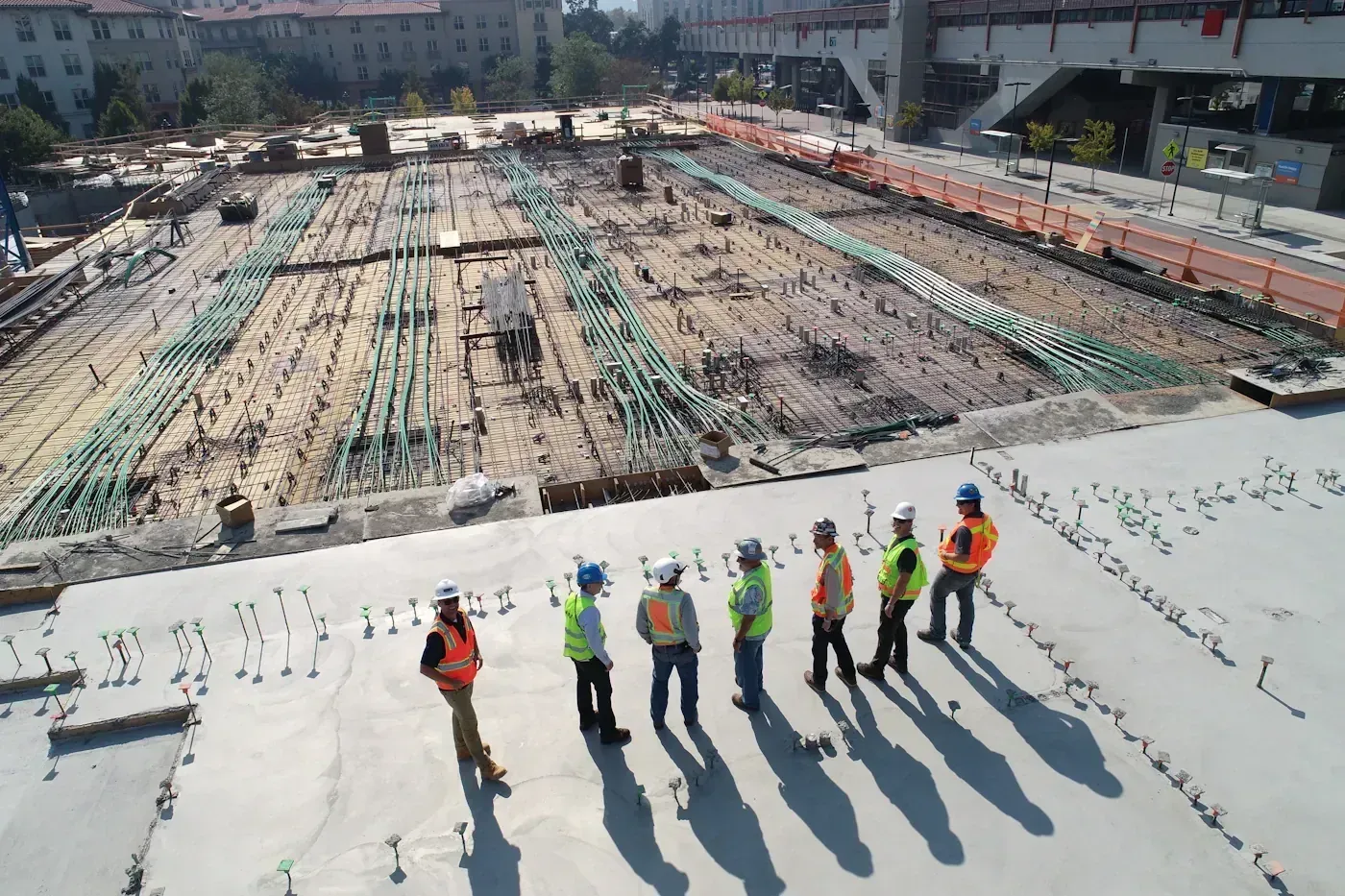Ingeniero revisando planos de cálculo estructural para un proyecto Steel Frame